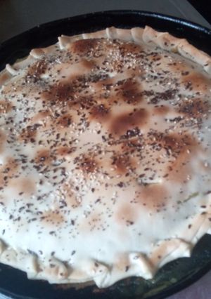 Una foto de Pascualina de acelga y salsa blanca con mix de semillas