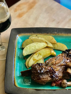 Una foto de Carne a la olla con ciruelas y champiñones 🍄