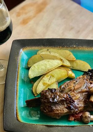 Una foto de Carne a la olla con ciruelas y champiñones 🍄