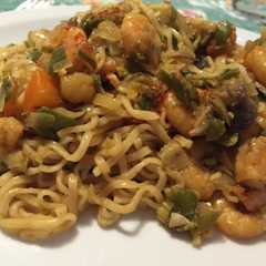 Una foto de Fideos salteados con camarones y verduras