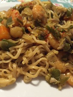 Una foto de Fideos salteados con camarones y verduras