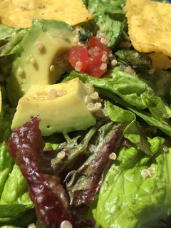 Una foto de Ensalada de quinoa, palta, tomate, lechuga y nachos