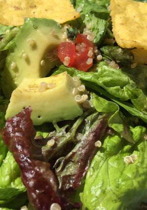 Una foto de Ensalada de quinoa, palta, tomate, lechuga y nachos