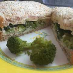A picture of Sandwich de brócoli y queso.