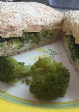 Una foto de Sandwich de brócoli y queso