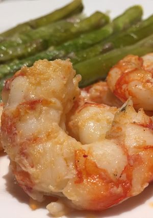 Una foto de Langostinos a la plancha con espárragos 