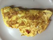 Una foto de omelette queso tomate