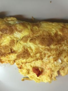 Una foto de Omelette con tomate y queso