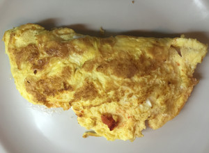 Una foto de Omelette con tomate y queso