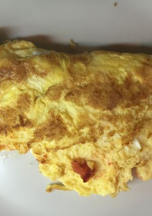 Una foto de Omelette con tomate y queso