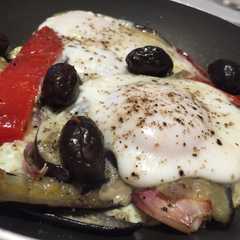 Una foto de Huevos en colchón de berenjenas 