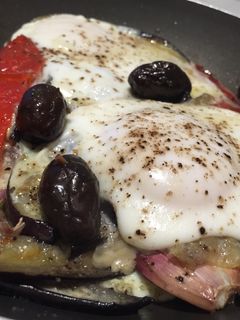 Una foto de Huevos en colchón de berenjenas 