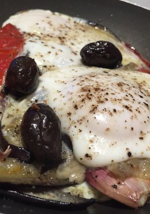 Una foto de Huevos en colchón de berenjenas 