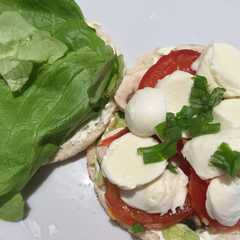 A picture of Sandwich con palta y mozzarella de búfala .