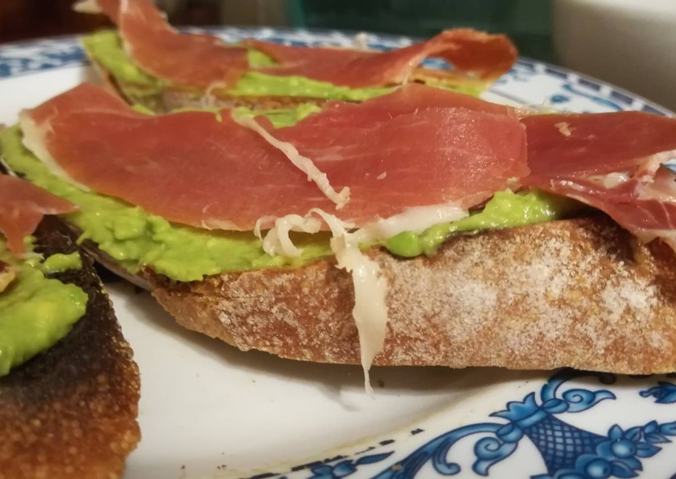 Tostas de serrano y aguacate