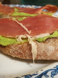 Una foto de Tostas de serrano y aguacate