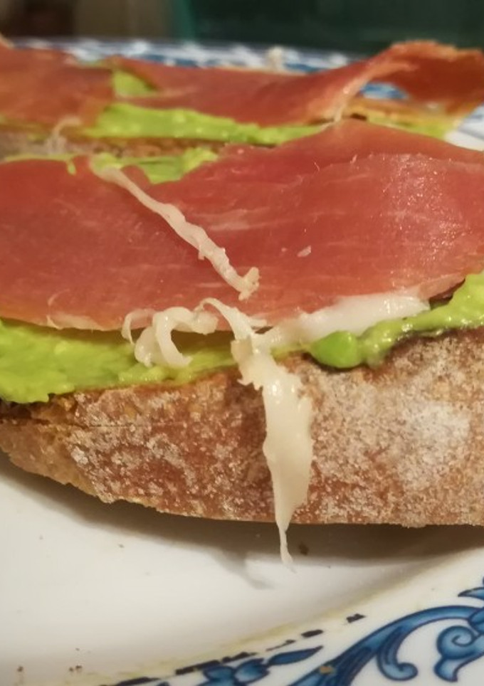 Una foto de Tostas de serrano y aguacate