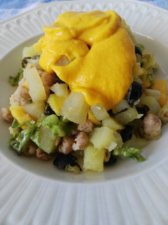 Una foto de Ensalada de patata, mango, soja, lechuga y mayonesa de zanahoria