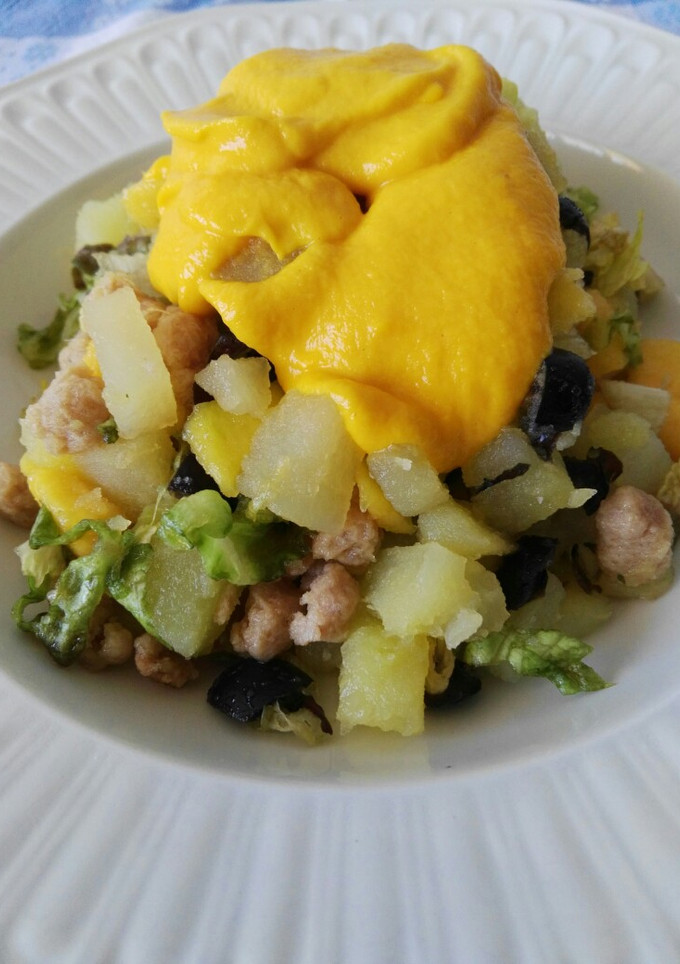 Una foto de Ensalada de patata, mango, soja, lechuga y mayonesa de zanahoria