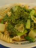 Macarrão ao pesto com vagens e batatas