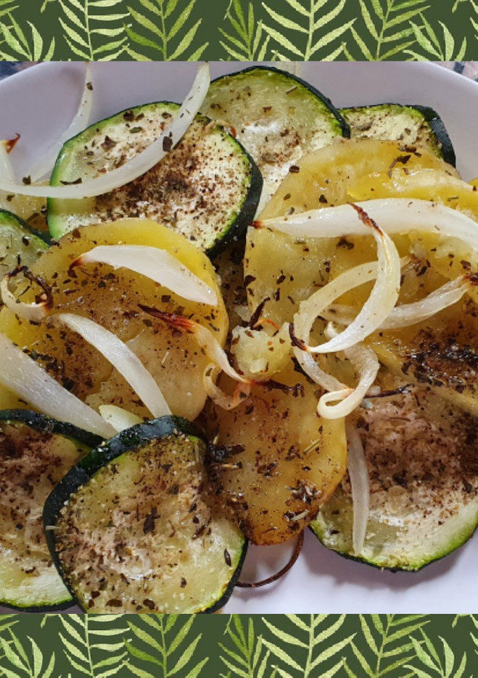 Una foto de Patatas y calabacín al horno