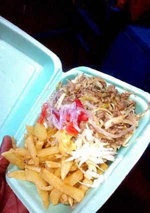 Une photo de Frite mariner au sauce crudites à la viande hachee
