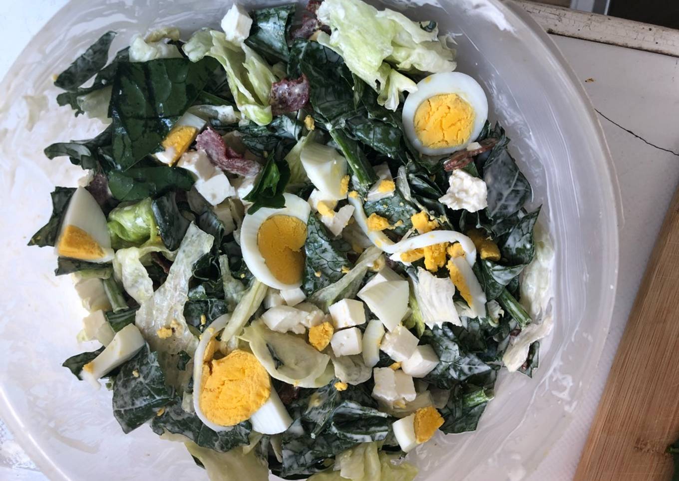 Ensalada de espinacas con huevo, tocino y queso