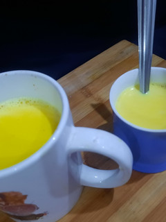 हल्दी वाला दूध (Haldi wala Doodh recipe in hindi) रेसिपी मुख्य फोटो