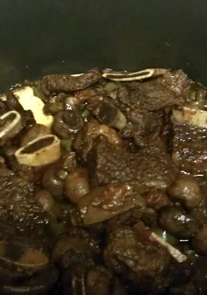 A picture of Short ribs curry with mushrooms & green bell peppers.