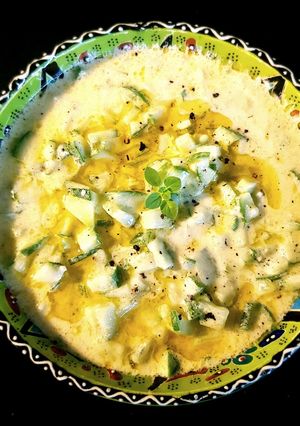 Una foto de Labneh bil Jiar: Ensalada de Pepino con labneh