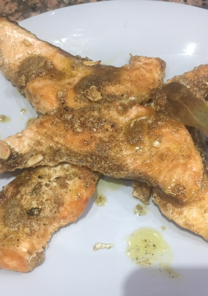 Una foto de Salmón con salsa de frutos secos