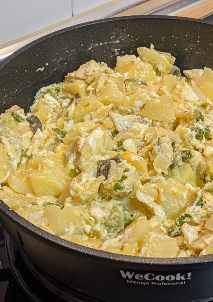 Una foto de Revuelto de pescado con patatas al Jerez