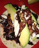 Taco de jamaica con chapulines