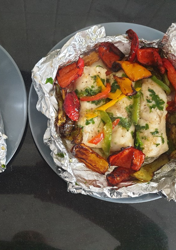 Una foto de Pescado en papillote con verduras