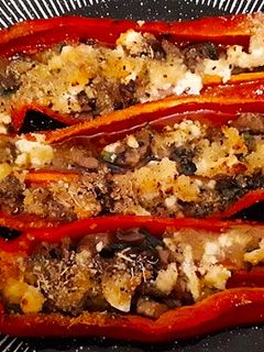 Una foto de Pimientos italianos rellenos de champiñones y queso feta
