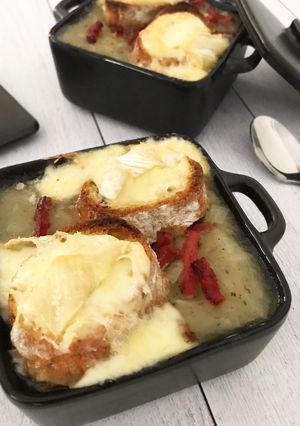A picture of French Onion Soup Gratinée.