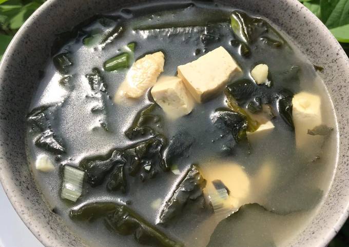 Cara Gampang Menyajikan MiyeokGuk (Sup Rumput Laut ala Korea) yang Menggugah Selera