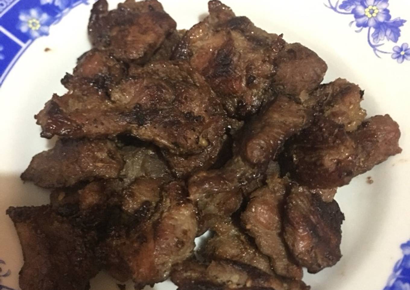 Daging sapi bakar dengan rempah khas indonesia