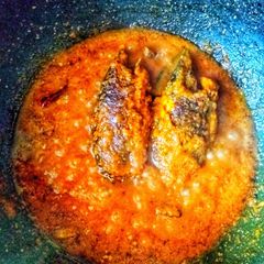 A picture of Koi macher jhaal (climbing fish curry).