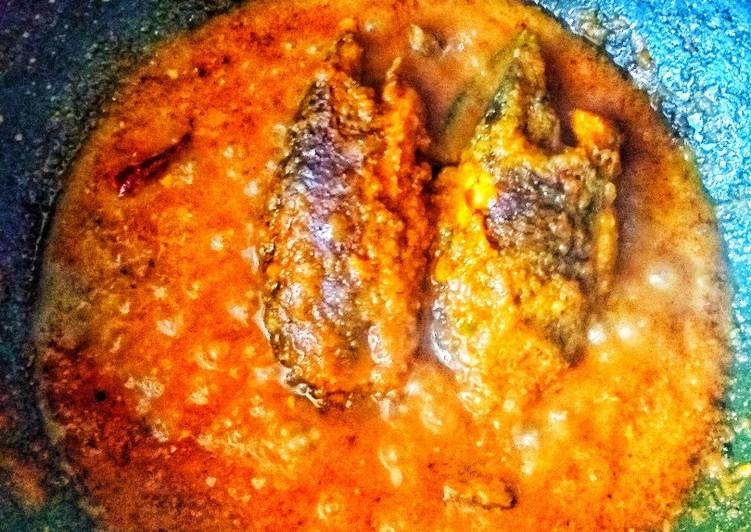 Koi macher jhaal (climbing fish curry)