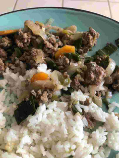 Una foto de Salteado de carne molida con arroz