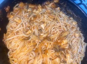O poză a rețetei Spaghete cu sos de roși, ciuperci și piept de pui🥰.