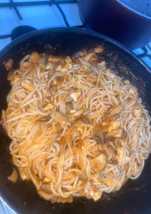 O poză a rețetei Spaghete cu sos de roși, ciuperci și piept de pui🥰.