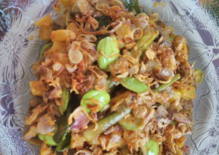 Sambal goreng kentang, petai, hati sapi + sayur bayam