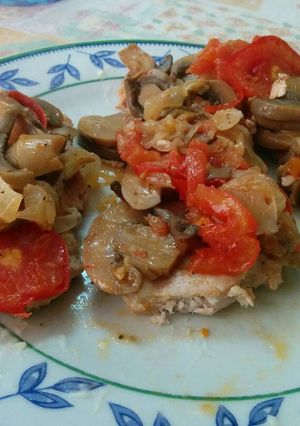Una foto de Lomo de cerdo con tomate y champiñones