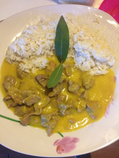 Una foto de Mollejas de pollo, con salsa curry y arroz