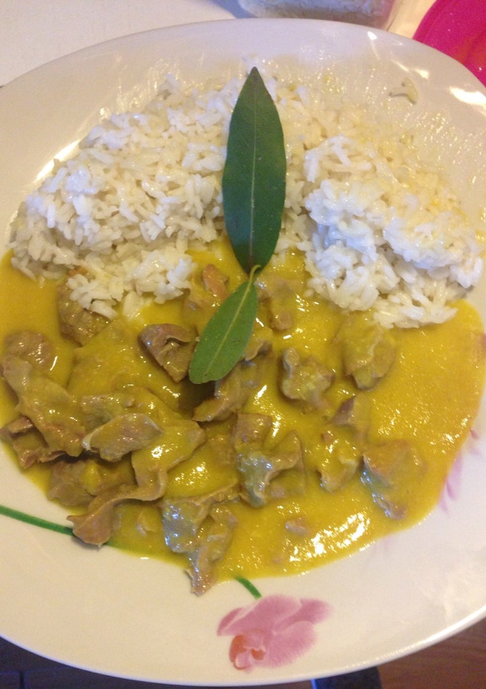 Una foto de Mollejas de pollo, con salsa curry y arroz