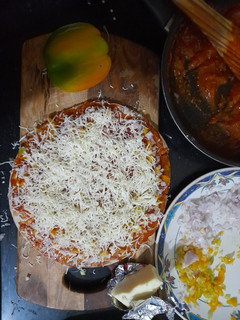 હોમ મેડ પીઝા (Home Made Pizza Recipe In Gujarati) રેસીપી મુખ્ય ફોટો