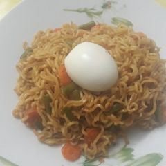 A picture of Indomine with carrots,green pepper and boiled egg.