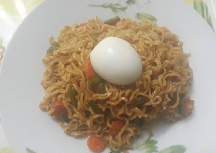 Indomine with carrots,green pepper and boiled egg